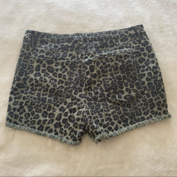 Good American Leopard The Cut-Offs Denim Shorts - Picture 5 of 10